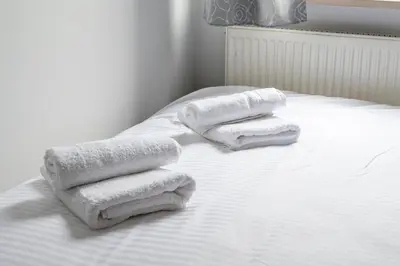 Łóżko lub łóżka w pokoju w obiekcie Obrzeżna Standard Apartment by BookingHost