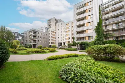 Ogród w obiekcie Obrzeżna Standard Apartment by BookingHost