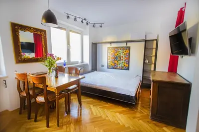 Telewizja i/lub zestaw kina domowego w obiekcie Charming Apt next to Lazienki Park and City Center