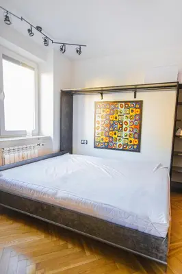 Łóżko lub łóżka w pokoju w obiekcie Charming Apt next to Lazienki Park and City Center