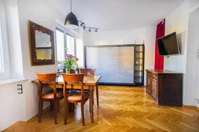Telewizja i/lub zestaw kina domowego w obiekcie Charming Apt next to Lazienki Park and City Center