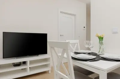 Telewizja i/lub zestaw kina domowego w obiekcie Modern Family Apartment with Parking by Noclegi Renters