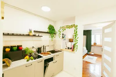 Kuchnia lub aneks kuchenny w obiekcie Chmielna - 250m od Złotych Tarasów, 350m od Dworca Centralnego - Wifi - Smart TV 55 cali - Better Rental