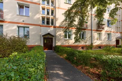 Ogród w obiekcie Roomy Apartment Oczapowskiego in Bielany by Noclegi Renters