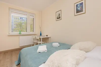 Łóżko lub łóżka w pokoju w obiekcie Dickens St Apartment Warsaw by Noclegi Renters