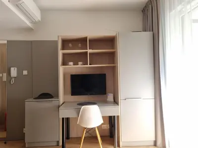 Telewizja i/lub zestaw kina domowego w obiekcie Aparthotel in Warsaw very close to the city center, free underground parking, WiFi, air conditioning, balcony