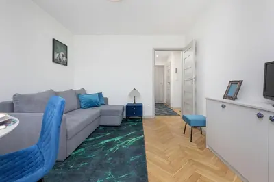 Telewizja i/lub zestaw kina domowego w obiekcie Cozy and Comfortable Wola Apartment by Noclegi Renters