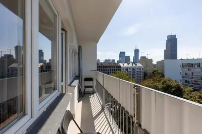 Balkon lub taras w obiekcie Cozy and Comfortable Wola Apartment by Noclegi Renters