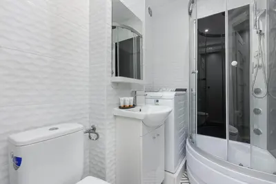 Łazienka w obiekcie Cozy and Comfortable Wola Apartment by Noclegi Renters