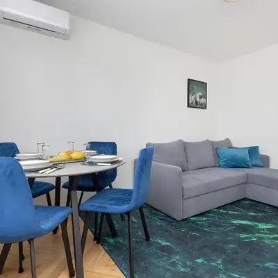 Cozy and Comfortable Wola Apartment by Noclegi Renters