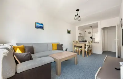 Część wypoczynkowa w obiekcie Rondo ONZ City View Apartment by BookingHost