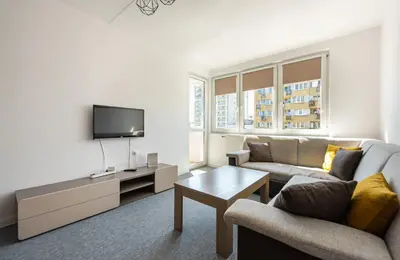 Telewizja i/lub zestaw kina domowego w obiekcie Rondo ONZ City View Apartment by BookingHost