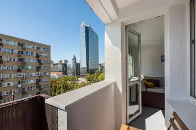Balkon lub taras w obiekcie Rondo ONZ City View Apartment by BookingHost