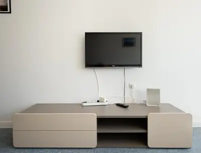 Telewizja i/lub zestaw kina domowego w obiekcie Rondo ONZ City View Apartment by BookingHost