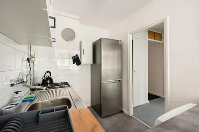 Kuchnia lub aneks kuchenny w obiekcie Rondo ONZ City View Apartment by BookingHost