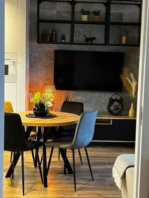 Telewizja i/lub zestaw kina domowego w obiekcie Wola Tower Deluxe Separate Bedroom with Free Garage - by Perfect Apart