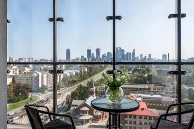 Widok na miasto Warszawa z tego apartamentu