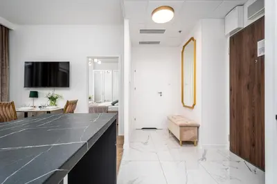 Telewizja i/lub zestaw kina domowego w obiekcie Wola Tower Deluxe Separate Bedroom with Free Garage - by Perfect Apart