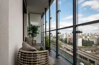 Balkon lub taras w obiekcie Wola Tower Deluxe Separate Bedroom with Free Garage - by Perfect Apart
