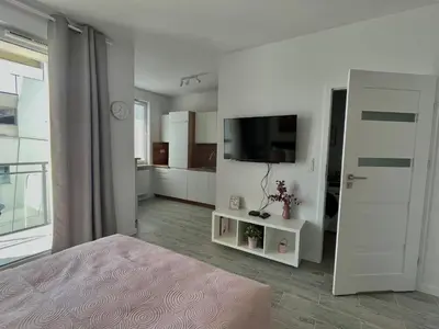 Telewizja i/lub zestaw kina domowego w obiekcie Studio Apartment Raspberry by Galeria Północna