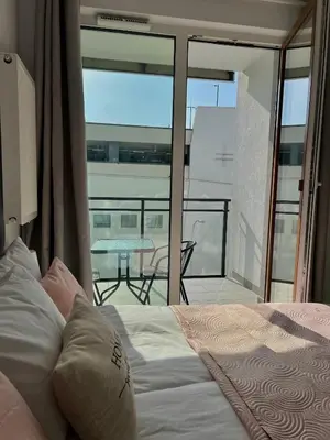 Łóżko lub łóżka w pokoju w obiekcie Studio Apartment Raspberry by Galeria Północna