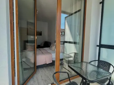 Łóżko lub łóżka w pokoju w obiekcie Studio Apartment Raspberry by Galeria Północna