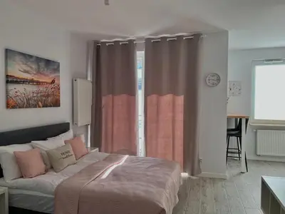 Łóżko lub łóżka w pokoju w obiekcie Studio Apartment Raspberry by Galeria Północna