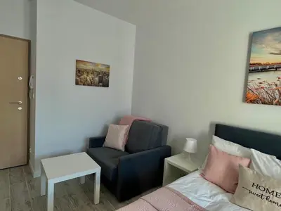 Część wypoczynkowa w obiekcie Studio Apartment Raspberry by Galeria Północna