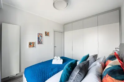 Łóżko lub łóżka w pokoju w obiekcie Ochota City View Modern Apartment by BookingHost