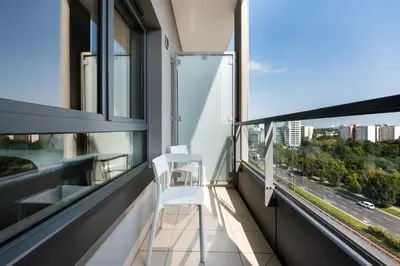 Balkon lub taras w obiekcie Ochota City View Modern Apartment by BookingHost