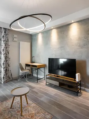 Telewizja i/lub zestaw kina domowego w obiekcie Ochota City View Modern Apartment by BookingHost