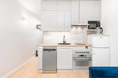 Kuchnia lub aneks kuchenny w obiekcie Puławska 54/56 by Homeprime