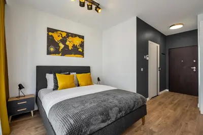 Łóżko lub łóżka w pokoju w obiekcie Lotnisko Chopina Modern Studio
