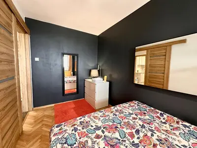Łóżko lub łóżka w pokoju w obiekcie ORANGE 3 fast WiFi 1Gbs 85'TV Netflix HBO Disney+ SkyShowMax