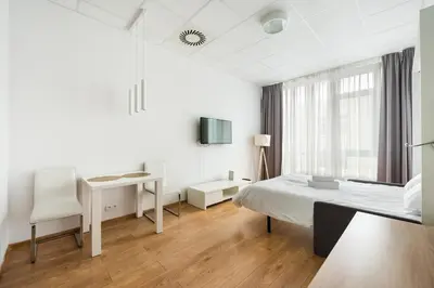 Telewizja i/lub zestaw kina domowego w obiekcie Varsovia Jerozolimskie Studio 215 by BookingHost