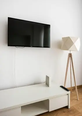 Telewizja i/lub zestaw kina domowego w obiekcie Varsovia Jerozolimskie Studio 215 by BookingHost