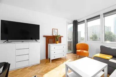 Telewizja i/lub zestaw kina domowego w obiekcie Warsaw Concierge Srebrna
