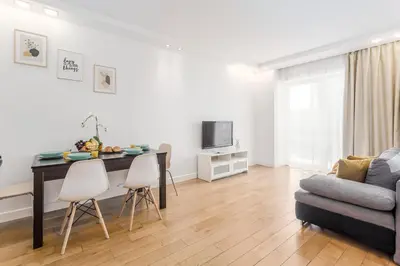 Telewizja i/lub zestaw kina domowego w obiekcie Warsaw City Apartments Browary