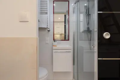 Łazienka w obiekcie Affordable Studio for 3 Guests near Metro Station by Noclegi Renters