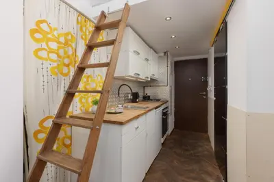 Kuchnia lub aneks kuchenny w obiekcie Affordable Studio for 3 Guests near Metro Station by Noclegi Renters