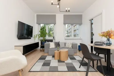 Telewizja i/lub zestaw kina domowego w obiekcie Warsaw Central Apartment 10 min walk from Palace of Culture & Science by Noclegi Renters