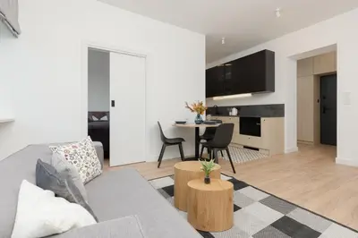 Telewizja i/lub zestaw kina domowego w obiekcie Warsaw Central Apartment 10 min walk from Palace of Culture & Science by Noclegi Renters