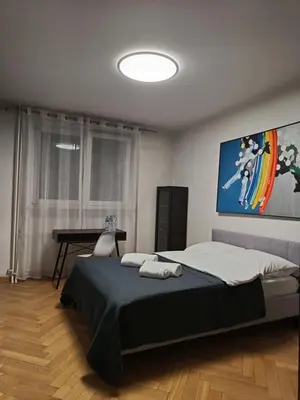 Łóżko lub łóżka w pokoju w obiekcie Nowogrodzka Central Apartment
