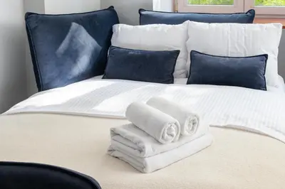 Łóżko lub łóżka w pokoju w obiekcie Hoża 62 Comfort Studio by BookingHost