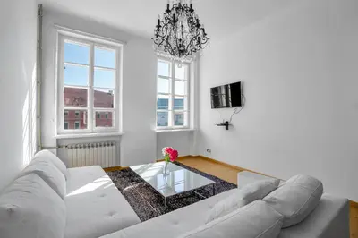 Telewizja i/lub zestaw kina domowego w obiekcie Warsaw Castle Apartments - Prime Location, Historic City Center, Castle View, Fast Internet - by Rentujemy