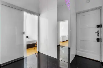 Łóżko lub łóżka w pokoju w obiekcie Warsaw Castle Apartments - Prime Location, Historic City Center, Castle View, Fast Internet - by Rentujemy