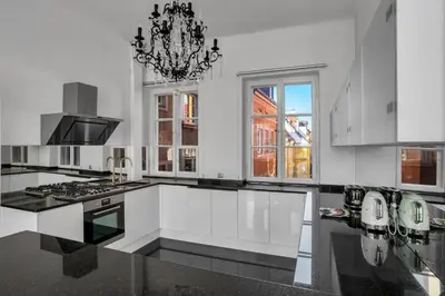 Kuchnia lub aneks kuchenny w obiekcie Warsaw Castle Apartments - Prime Location, Historic City Center, Castle View, Fast Internet - by Rentujemy