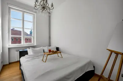 Łóżko lub łóżka w pokoju w obiekcie Warsaw Castle Apartments - Prime Location, Historic City Center, Castle View, Fast Internet - by Rentujemy