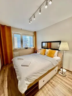 Łóżko lub łóżka w pokoju w obiekcie Gold 5 fast WiFi 1 Gbs big 85'TV Netflix HBO Disney+