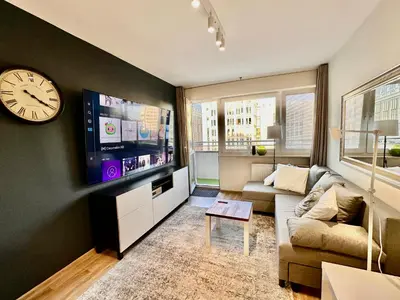 Telewizja i/lub zestaw kina domowego w obiekcie Gold 5 fast WiFi 1 Gbs big 85'TV Netflix HBO Disney+